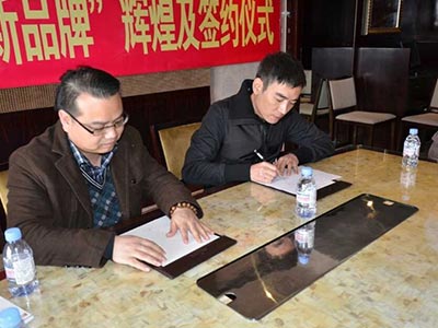 明星經(jīng)紀(jì)人攜手焦恩俊簽約富怡美家具.jpg 明星代言