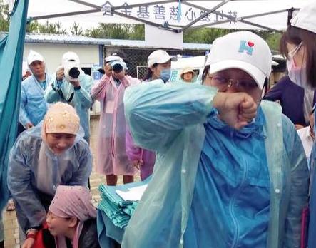 藝人經(jīng)紀(jì)公司曝 絕癥女孩求救,韓紅捐款后落淚