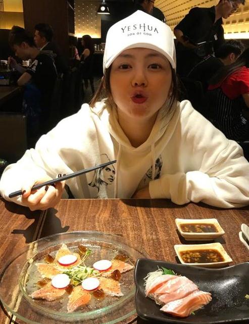 鄧紫棋吃三文魚扮金魚嘴 網(wǎng)友:吃貨最高境界吃同類