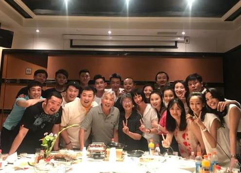 明星經(jīng)紀公司曝張翰中戲聚會照曝光