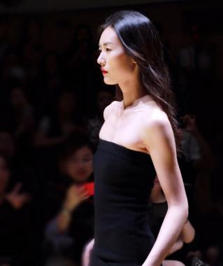 明星經(jīng)紀(jì)公司曝劉雯ERDOS逐光大秀氣場(chǎng)全開(kāi)