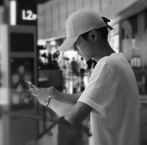 明星代言公司曝粉絲被鹿晗搭訕 表示很暖心