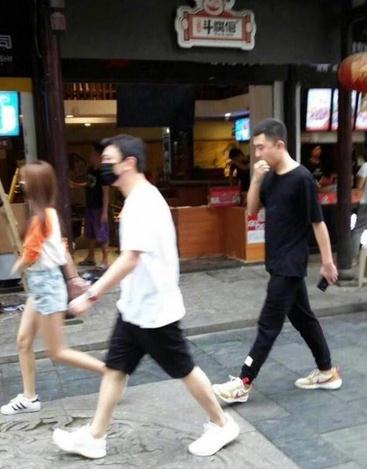 明星經(jīng)紀(jì)公司曝王思聰新女友曝光 原來(lái)是她