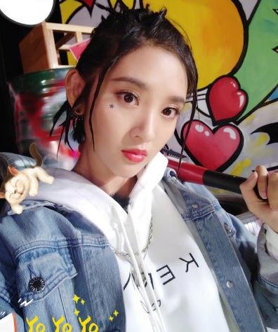 藝人經(jīng)紀(jì)公司訊:唐藝昕鏡頭前后判若兩人