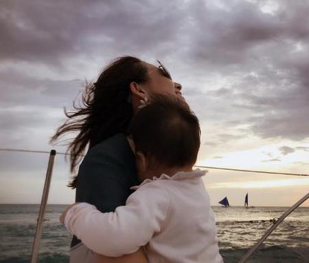 明星經(jīng)紀(jì)公司訊:女兒?jiǎn)柡?章子怡疲憊一掃而光